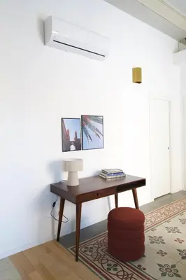 a room with a table with a lamp and a rug at Casa Disìu in Palermo