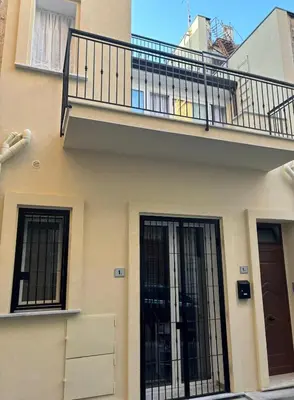 a building with a balcony and a door at Casalabruto in Bagheria