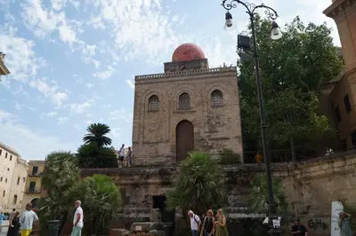 a building with a dome on top of it at 200 mt Quattro Canti- Appartamento Rovere in Palermo
