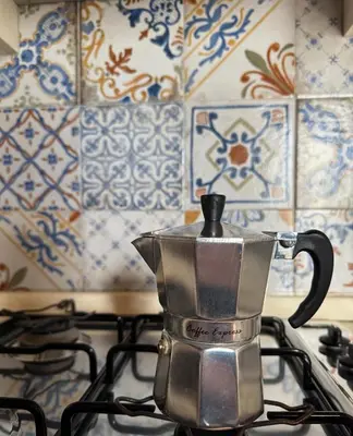 a kitchen with a washer and a washing machine at Moro House in Sferracavallo