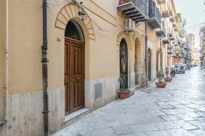 an alley with a wooden door on a building at Prospettiva Ballarò - Sopra il mercato in Palermo