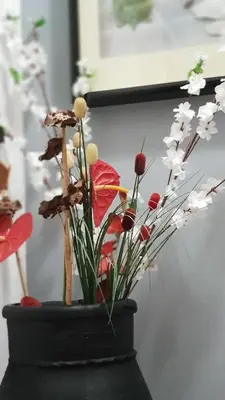 a black vase with some flowers in it at Pinhouse Apartment in Palermo