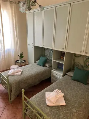 an archway leading into a kitchen with a table at Girasole in Palermo