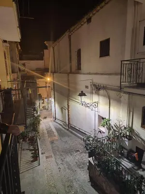 an empty alley with plants on the side of a building at Casa Vacanze dell'Arco - civico 17 in Trabia