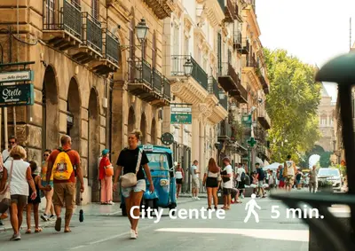a group of people walking down a city street at Pillis House, accogliente appartamento in centro città, vicino al Politeama Palermo in Palermo