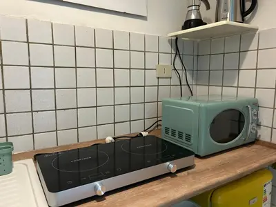 a microwave sitting on top of a kitchen counter at Glicine House in Palermo