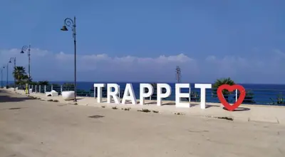 a large sign with a heart on the beach at Perla del Mare in Trappeto