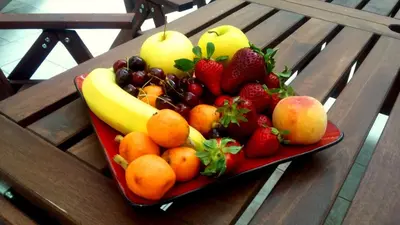 a plate of fruit on a wooden bench at B&B Massimo Inn in Palermo