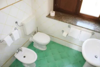 a bathroom with a toilet and a sink at Agriturismo Case Tabarani in Collesano