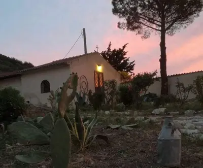 a house with a light on the side of it at Casale di Riena in Lercara Friddi