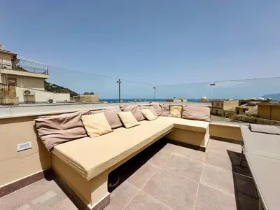 a kitchen and a living room with a table at Gs Vacantion's del Golfo con vasca idromassaggio in Castellammare del Golfo