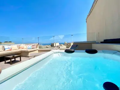 a hot tub on the roof of a building at Gs Vacantion's del Golfo con vasca idromassaggio in Castellammare del Golfo