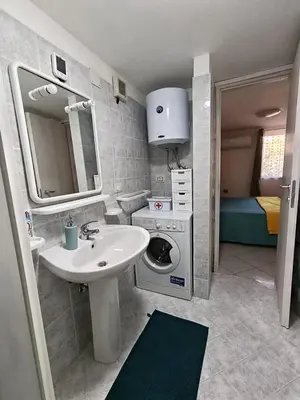 a bathroom with a sink and a washing machine at Guarda l'alba in Altavilla Milicia