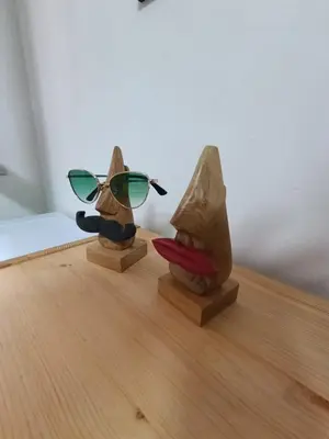 two statues of two people wearing sunglasses on a table at Guarda l'alba in Altavilla Milicia