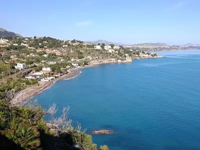 an aerial view of a beach with houses and the ocean at Guarda l'alba in Altavilla Milicia