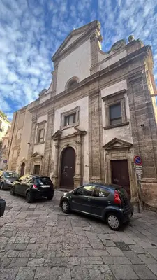 two cars parked in front of a building at I Tamarindi in Palermo
