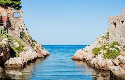 a large body of water next to a rocky shore at Casa Maria Elena in Santa Flavia
