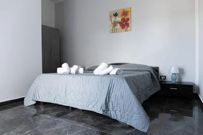 a bedroom with a bed with white towels on it at Cuor di Leone in Corleone