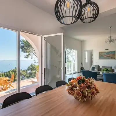 Villa con accesso al mare e vista mozzafiato