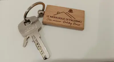 a key chain with a wooden sign on it at Le meraviglie di Palermo Casa Vacanze Holiday House in Palermo