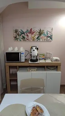 a kitchen with a microwave and a plate of food at Sogni D'oro 01 in Partinico