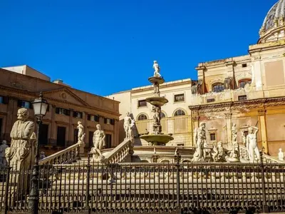 a building with a fountain in front of a building at Casa Vacanza Isola di Eufemio Piano Terra in Capaci