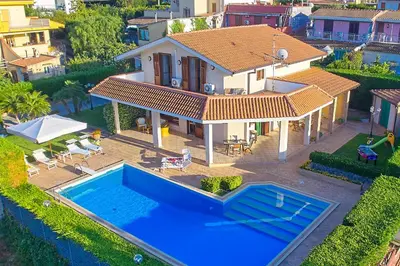 an aerial view of a house with a swimming pool at Villa Cottone - 5 suite con piscina privata - tra Palermo e Cefalù in Altavilla Milicia