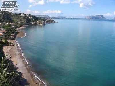 an aerial view of a beach and the ocean at La Pergola sul mare in Mandra Capreria