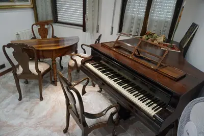 an old piano and a table and a chair at Casa Chiarenza in Castellammare del Golfo