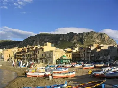 a group of boats sitting on the shore of a beach at Casa U' Rittu Filu in Bagheria