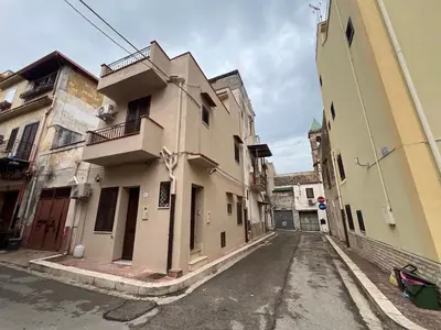 an empty street in an alley with buildings at Casa Fico D'India in Cinisi