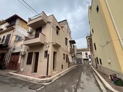 an empty street in an alley with buildings at Tampasiando Limoni in Cinisi