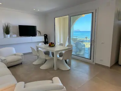 a living room with a white table and chairs at Appartamento sulla Spiaggia in Alcamo