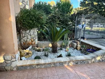a garden with potted plants and a fence at Villa Altavilla in Altavilla Milicia