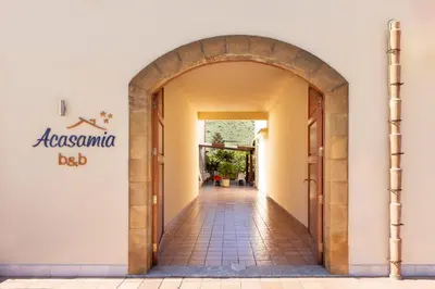 an entrance to a building with an archway at Bed&Breakfast Acasamia in Castelluzzo