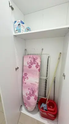 a shelf with a pink toilet and a red box at Appartamento La Duchessa in Campofelice di Roccella