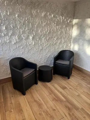 two black chairs and a stool in a room at Valley Casale in Belmonte Mezzagno