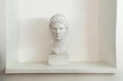 a bust of a woman sitting on a shelf at Loft35 - Loft con Vasca Idromassaggio nel Cuore di Palermo 