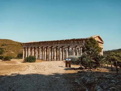 an old building with columns in the desert at Giardino Segreto - Affitta Camere in Castellammare del Golfo