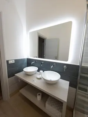 a bathroom with two sinks and a large mirror at Light Charme, Natural Light Apartment a due passi dalla PIAZZA DUOMO in Terrasini