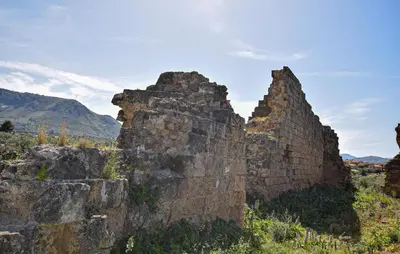 an old stone wall with mountains in the background at Beautiful Home In Altavilla Milicia in Altavilla Milicia