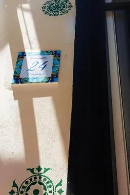 a sign sitting on the side of a wall at A meravigghia Casa vacanze in Bagheria