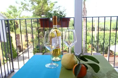 a bottle of wine and two glasses on a table at B&B Menta & Peperoncino in Partinico