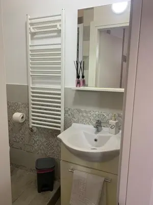 a bathroom with a sink and a mirror at U muragliuni 2 in Lascari