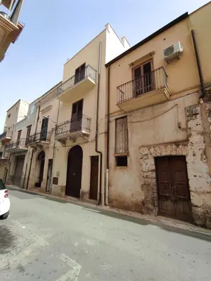 an old building on a street next to a road at Appartamento Dante 2 in Alcamo