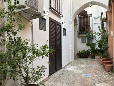 an alley with a door in a building at Cortili Himeresi in Termini Imerese