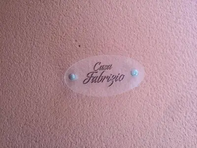 a label on a pink wall with the words cancerciplinary at Casa Vacanze Fabrizio in Balestrate