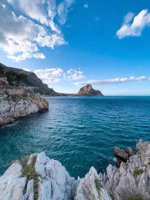 a view of the ocean from a rocky coast at SOLUNTUM - locazione turistica in Santa Flavia