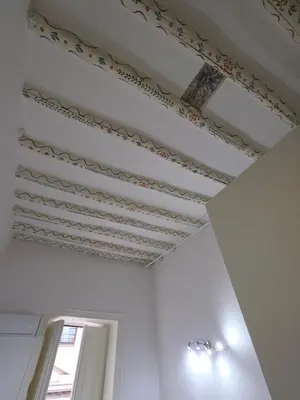 a room with white ceilings and a window at Trasi E Niesci Flat in Palermo