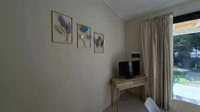 a room with a television and a table with a tv at Casetta Giardinetto in Altavilla Milicia